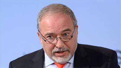 ليبرمان يحمّل نتنياهو مسؤولية عزل إسرائيل سياسيًا ودوليًا
