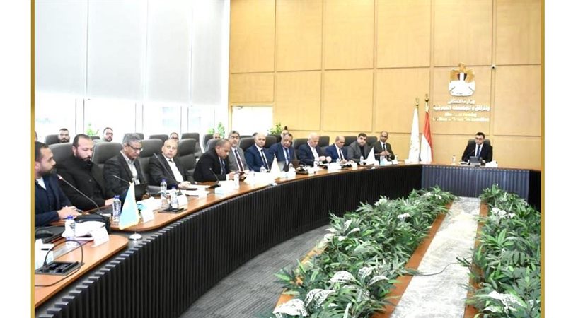 وزير الإسكان والمرافق والمجتمعات العمرانية