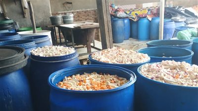 ضبط 3 طن مخللات داخل مصنع غير مرخص وحملات تموينية مشددة بالغربية 