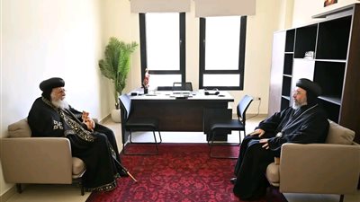 البابا تواضروس الثاني يستقبل الأنبا أنجيلوس ويهنئه على تعافيه من الجراحة