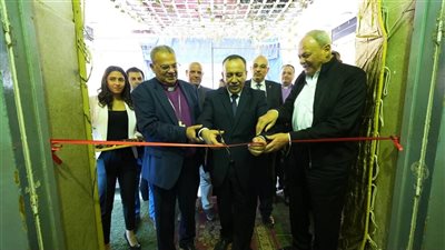 محافظ أسيوط ورئيس الطائفة الانجيلية يفتتحان معرض 