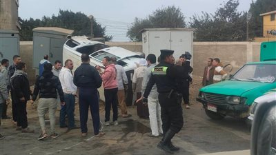 انقلاب ميكروباص على طريق شبين الكوم الباجور.. والجهات المعنية تتدخل (صور)
