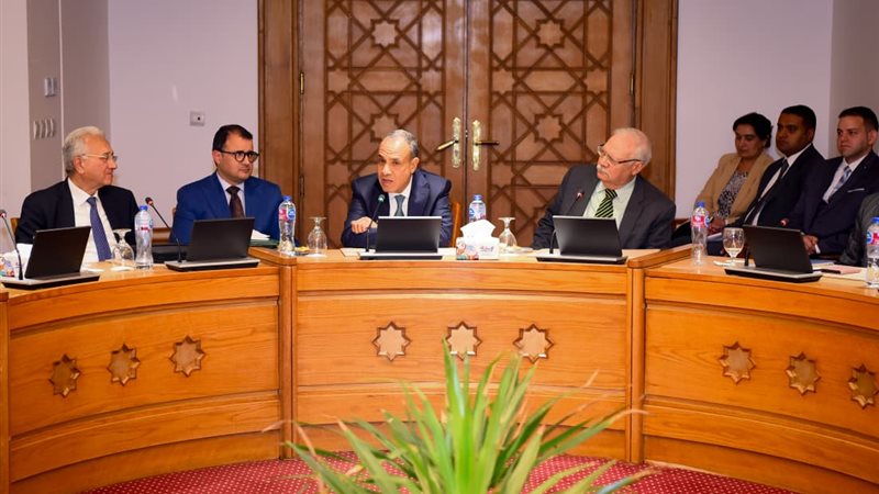 الدكتور بدر عبد العاطي وعدد من السفراء السابقين
