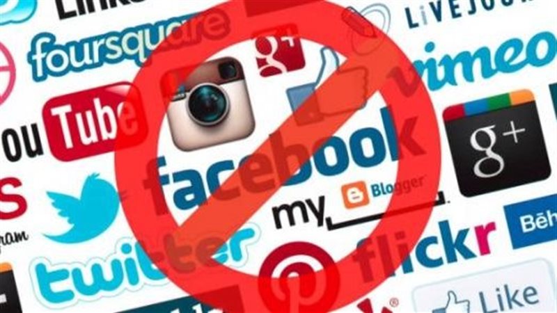 حظر شامل لوسائل التواصل الاجتماعي