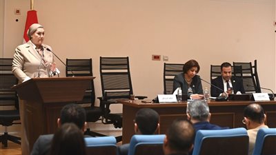 رئيسة المجلس القومي للطفولة والأمومة تستعرض التوصيات الاستراتيجية لحماية الأطفال في الفضاء الرقمي