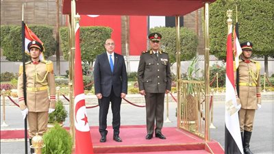 الفريق أول عبد المجيد صقر يلتقي وزير الدفاع الوطني للجمهورية التونسية 