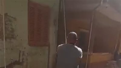 فيديو متداول لتقييد كلب من عنقه يثير استياء الأهالي وتفاعلًا واسعًا