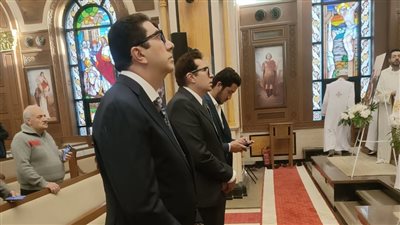 بدء قداس الأربعين لوالدة هاني رمزي بكنيسة أبي سيفين