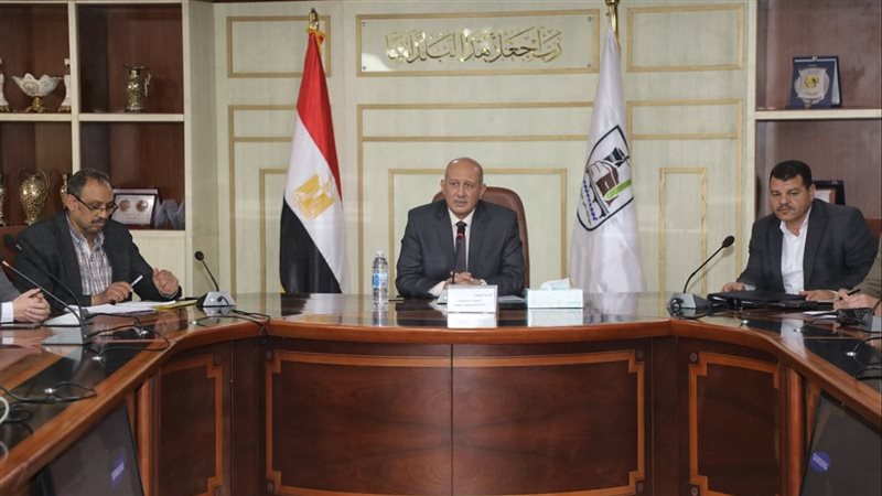 اجتماع خاص لاستلام دفعة جديدة من الأشجار 