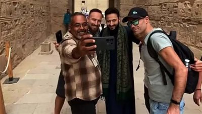 ‎السائحون يلتفون حول حمادة هلال أثناء تصوير مسلسل المداح 6