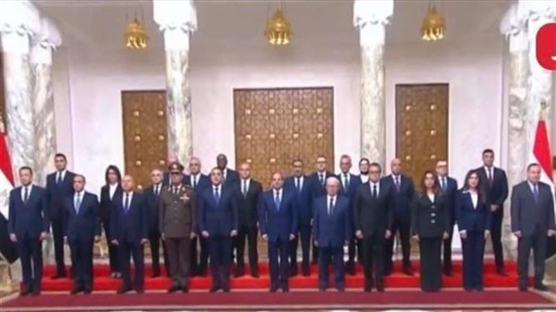 صورة تذكارية للوزراء الجدد مع الرئيس السيسي