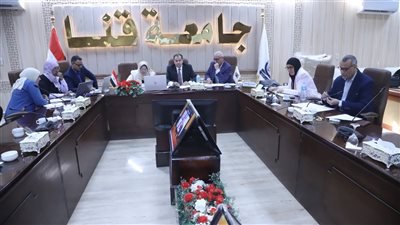 رئيس جامعة قنا يناقش خطة الموازنة لعدد من المشروعات الاستراتيجية