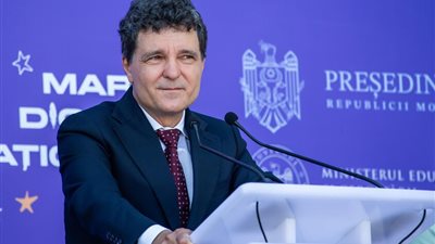 رئيس رومانيا يعلن مشاركته في أول اجتماع لـ