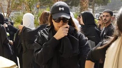 انهيار ريم مصطفى مع وصول جثمان والدتها المسجد لأداء صلاة الجنازة