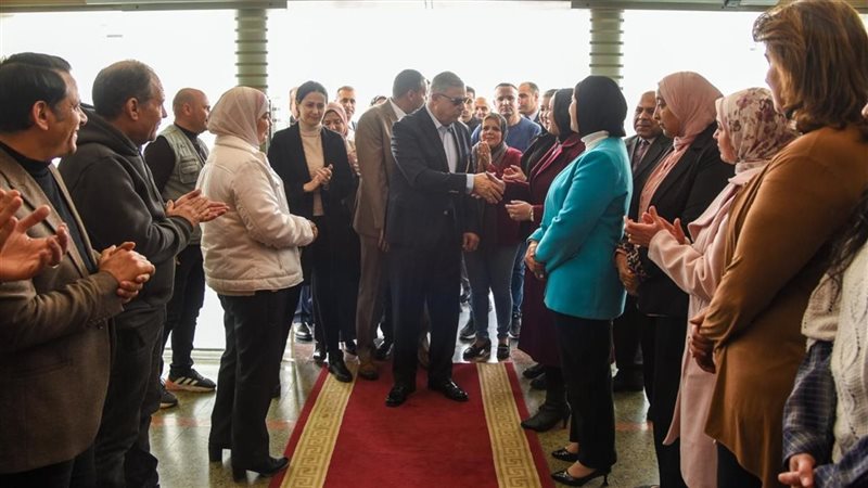 محافظ الإسكندرية يغادر منصبه 