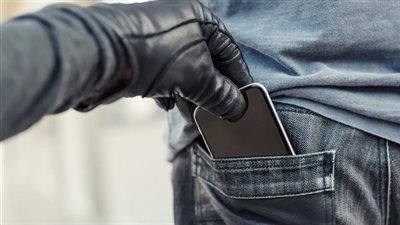 محترمش حرمة المكان.. لحظة سرقة هاتف محمول من احدي مساجد رأس البر بدمياط