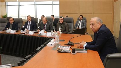 وزير الكهرباء يجتمع برؤساء شركات الإنتاج لمتابعة التشغيل الصيفي وتحسين كفاءة استخدام الوقود