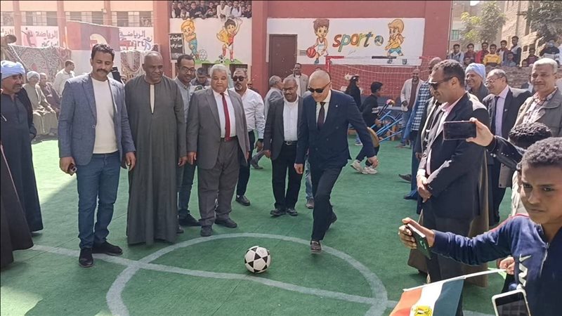 محافظ الأقصر أثناء افتتاح مجمع ملاعب مدرسة العضايمة 