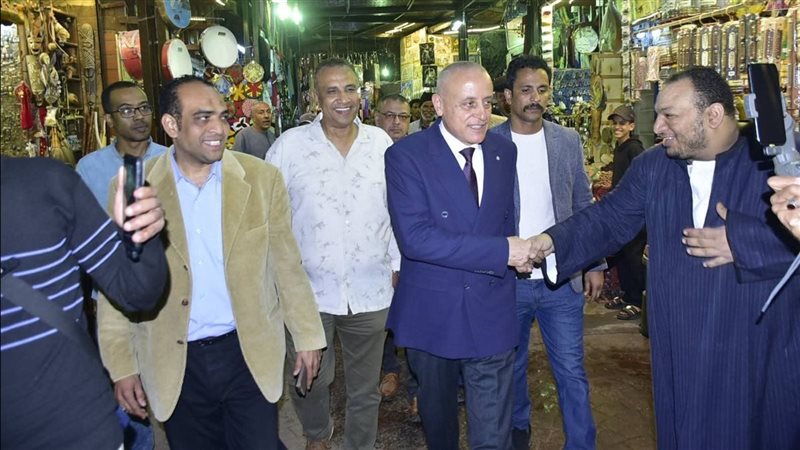 جولة مسائية لمحافظ الأقصر 