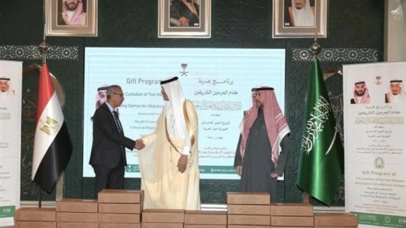 نائب سفير المملكة أثناء تسليم الهدية