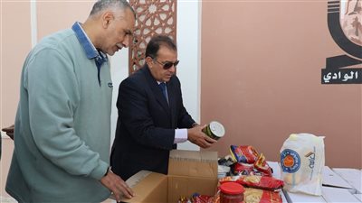 رئيس جامعة قنا يشارك في توزيع مساعدات غذائية للأسر الأولى بالرعاية