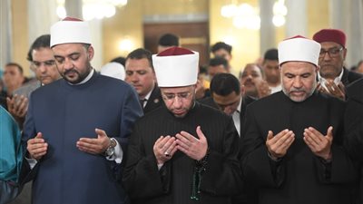 وزير الأوقاف يؤدي صلاة التراويح في أول ليالي رمضان بمسجد الإمام الحسين
