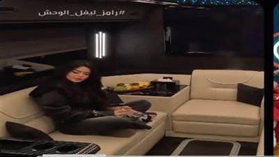 رامز جلال لأسماء جلال: مالكيش كبير يحمي الشباب منك في أولى حلقات ليفل الوحش