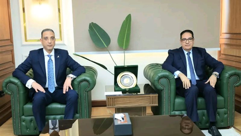 محافظ الجيزة ورئيس جامعة القاهرة 