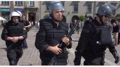 بولندا تفكك شبكة إجرامية متهمة بالاتجار بالبشر وغسل الأموال وتعتقل 8 أشخاص