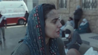 سارة يوسف تطلب مصحفاً من منة شلبي بعد إصابتها في مسلسل “صحاب الأرض”