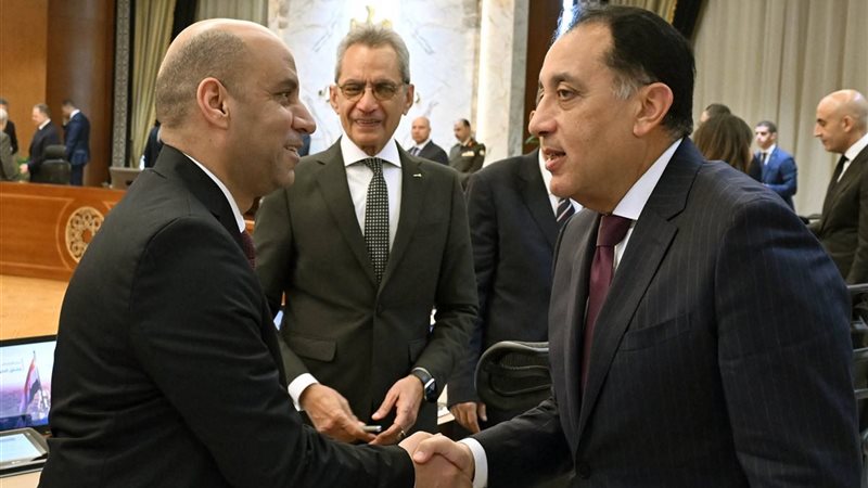 وزير العمل مع رئيس الوزراء