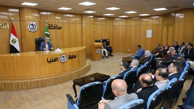 محافظ المنيا يوجه باستثمار الأراضي غير المستغلة وتكثيف الرقابة على الأسواق 