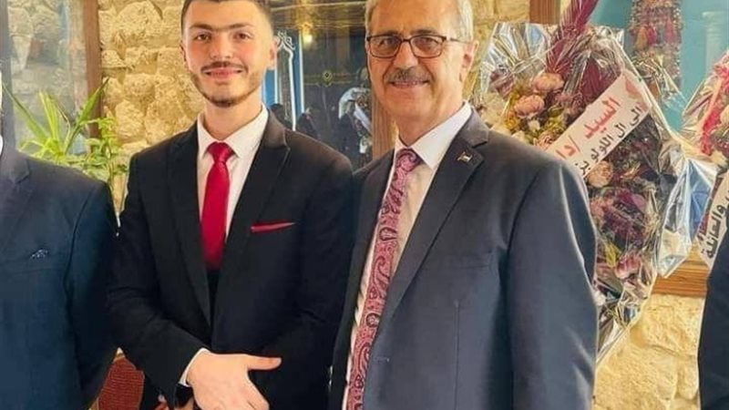 الصحفي الفلسطيني “عصام اللولو” وابنه “محمد”