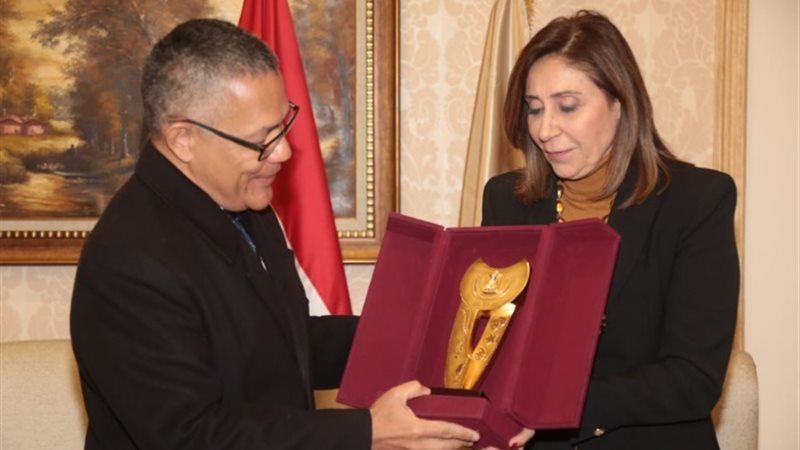 وزيرة الثقافة تتسلم دعوة فنزويلا