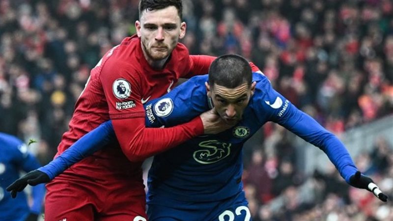 لاعب ليفربول يتنافس مع لاعب تشيلسي
