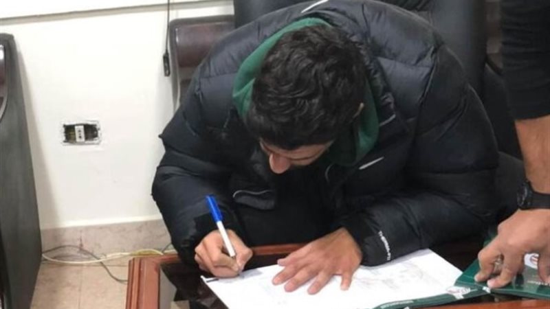 عبدالله السعيد أثناء توقيع عقده