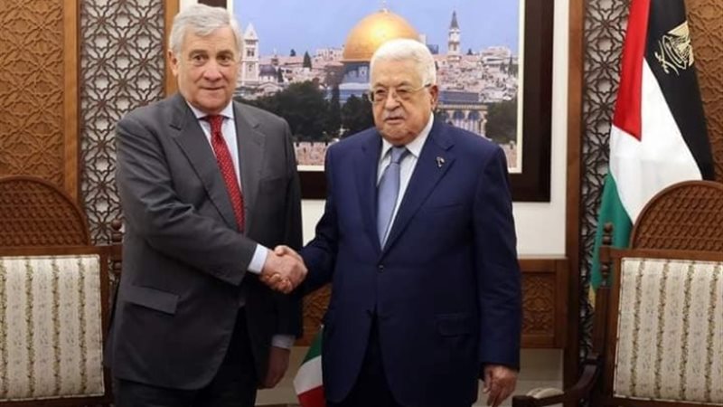 الرئيس الفلسطيني محمود عباس والمبعوث الأممي