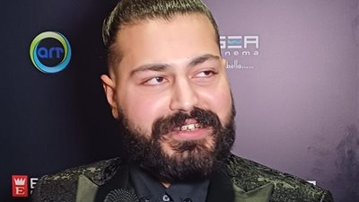 مسلم يلتقط صورة تذكارية مع معجب من ذوي الهمم ويعده بعمل مشترك