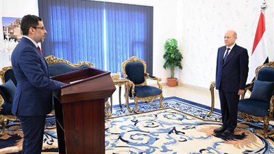 أحمد عوض بن مبارك يؤدي اليمين الدستورية رئيسا لوزراء اليمن