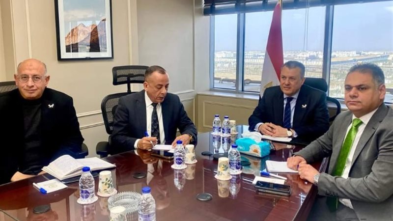 وزير السياحة والآثار خلال اللقاء