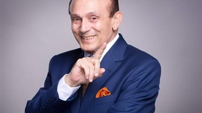 محمد صبحي يستضيف اليوم طلاب مدرسة لأداء مسرحية قدمها من 20 عاما