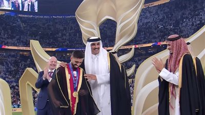 على غرار تتويج «ميسي»، أمير قطر يُقلد الهيدوس بـ«البيشت» في نهائي كأس آسيا 2023
