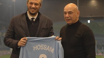 بيراميدز يحتفى بمدرب المنتخب حسام حسن على هامش حضوره لقاء الاتحاد