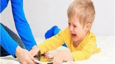 متعوديش ابنك عليه لو مشغولة، مخاطر ترك طفلك بمفرده مع الموبايل