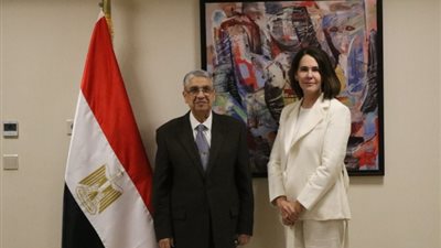 الكهرباء تبحث مع «بريتيش بتروليوم» التعاون في مجال الهيدروجين الأخضر