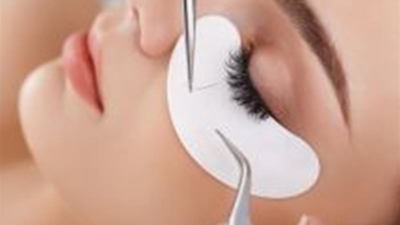 طرق طبيعية ستساعدك إزالة الرموش الصناعية