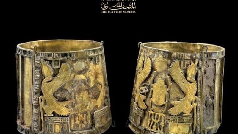 أسورتان من الذهب المطعم بالأحجار الملونة