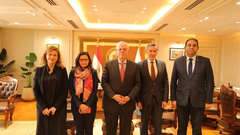الدكتور أيمن عاشور ووفد جامعة الفرانكوفونية