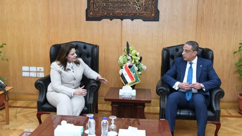 وزيرة الهجرة ومحافظ الفيوم