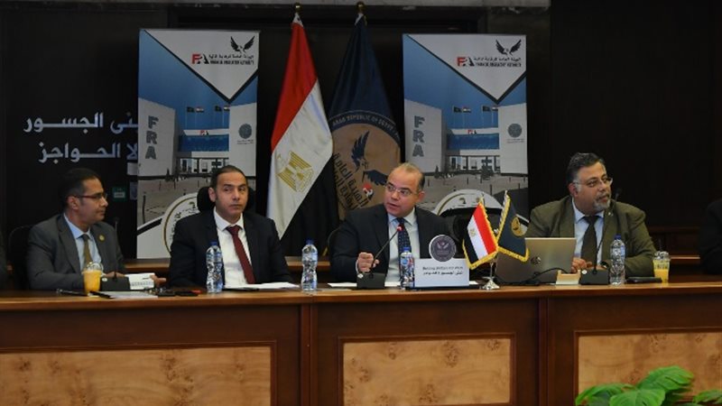 اجتماع رئيس الهيئة العامة للرقابة المالية، مع مسئولي صناديق